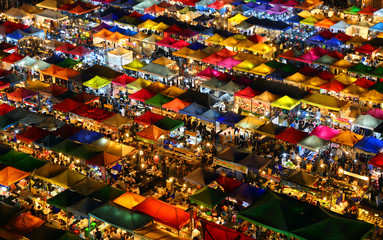 Obraz premium Ratchada Night Market w Bangkoku