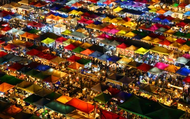 Gordijnen Ratchada-avondmarkt in Bangkok © Kokhanchikov