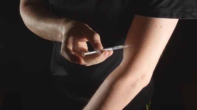 DOPING: Athlete does injection himself in hand