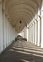 Obraz premium lights and shadows of the great architectural arcades