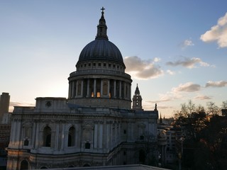 Fototapeta na wymiar Sunset behind St. Paul's cathedral 