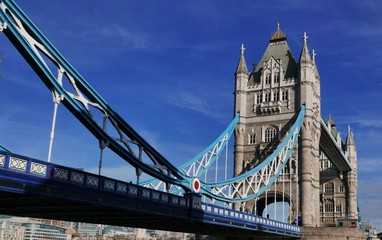 Fototapeta na wymiar London's Tower Bridge on a sunny winters day 