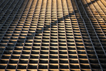 Gitterrost im Abendlicht