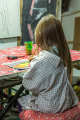 Flicka målar under en målarkurs