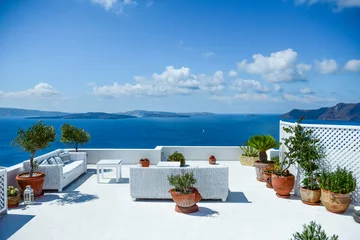 Foto auf Acrylglas Santorini Bequemes Sofa auf dem Balkon mit Blick auf Santorin