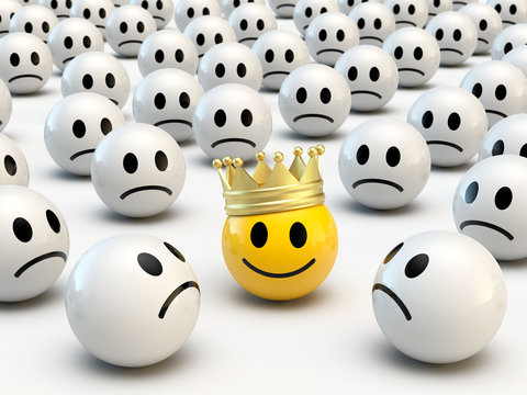 Happy Smiley Emoticon mit Krone zwischen traurigen Emoticons: Kunde ist König