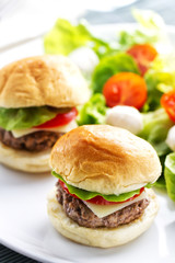 Mini Hanburger With Mixed Salad