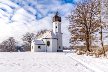 Idyllische Kapelle im Hub im Winter