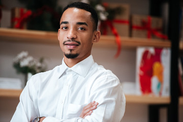 Obraz premium African handsome businessman standing in library.