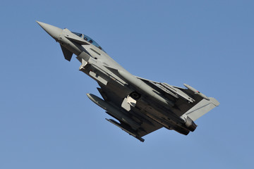 Fototapeta na wymiar Eurofighter EF2000 despegando
