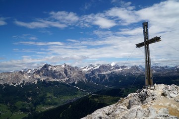 Fototapeta na wymiar Gipfelkreuz auf Sassongher und Sicht auf Fanestal 