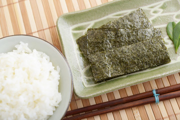 一膳のご飯と焼き海苔 