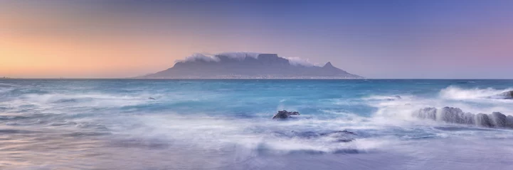 Photo sur Plexiglas Montagne de la Table Lever de soleil sur Table Mountain et Cape Town