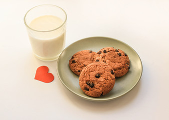 Утренний завтрак любимой женщине, Овсяное печенье и стакан молока