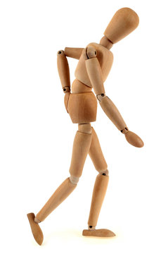 Mannequin en bois marchant en se tenant le bas du dos