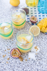 Bunter Cocktail mit Passionsfrucht