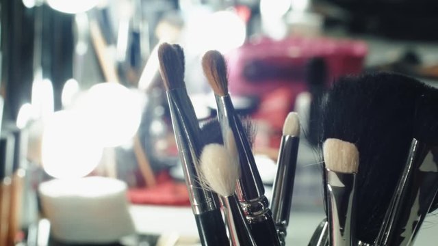 Pennelli da make up con specchi e luci sul set