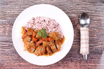 Brown rice with chicken topped Japanese yellow curry.