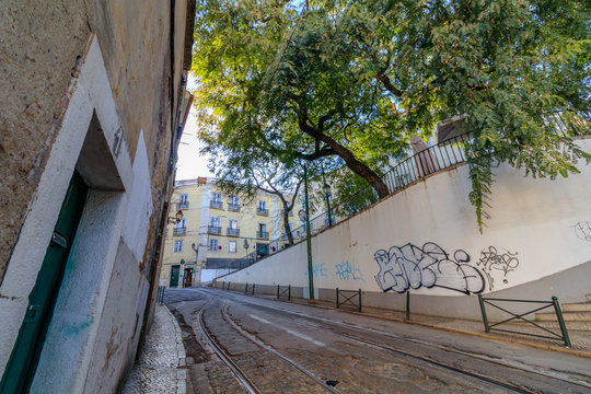 Vista de rua tipica em Lisboa