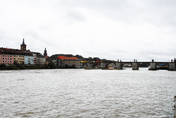 Obraz premium マイン河畔から見るヴュルツブルクの街並み（ドイツ・ヴュルツブルク）