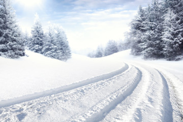 Fototapeta na wymiar winter road and snow with frost 