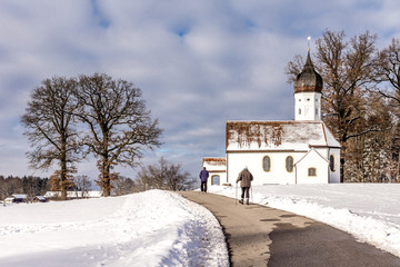 Winterwanderung entlang der Felder bei der Hubkapelle in Penzberg