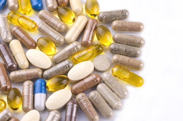 ziołowe kapsułki na białym tle © Darios