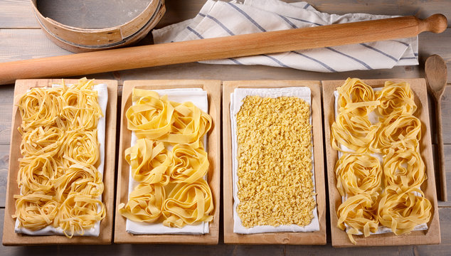 Pasta all'uovo fatta in casa, tagliatelle, pappardelle, quadrucci