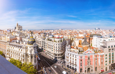 Fototapeta premium Madrid Skyline. Panorama über die Hauptstadt von Spanien mit Aussicht auf die Gran Via und dem Metropolis Haus.