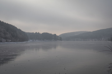 Fototapeta premium Listertalsperre im Winter