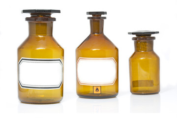 Drei alte Apothekerflaschen auf weißem Hintergrund