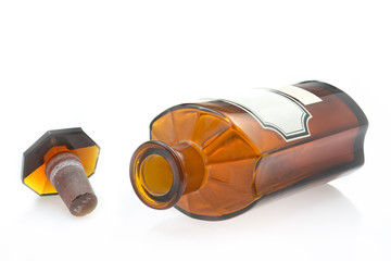 Alte Apothekerflasche auf weißem Hintergrund