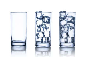 Crédence de cuisine en verre imprimé Eau One empty, one full with ice cubes and one full with water and i