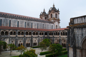 Portogallo, 30/03/2012: alberi di arancio e vista sul Chiostro del Silenzio nel monastero medievale cattolico romano di Alcobaca, fondato nel 1153 dal primo re portoghese, Alfonso I