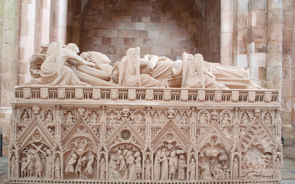 Portogallo, 30/03/2012, il monastero medievale cattolico romano di Alcobaca: la tomba di Ines de Castro, amante di re Pedro I, assassinata per ordine del padre di Pedro, re Afonso IV