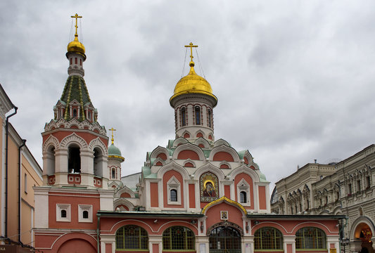 View of Kazan Cathedral near Red Square in Moscow. Pink-&-white 1993 replica of a destroyed 1600s Russian Orthodox church, topped with golden domes.