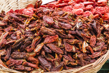 Fototapeta premium getrocknete Tomaten auf dem Markt, dried tomatoes on a market