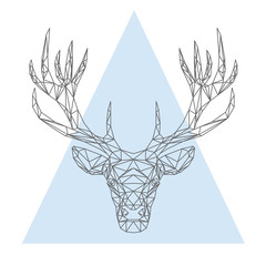 La testa di cervo geometrica di poligoni e triangoli, sullo sfondo triangolare blu