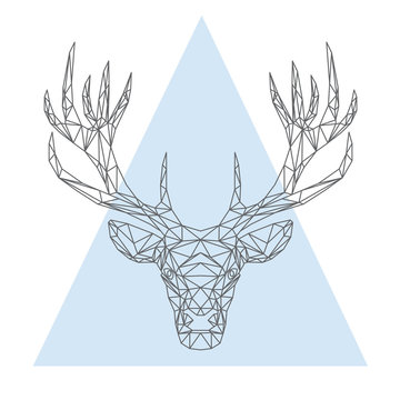 La testa di cervo geometrica di poligoni e triangoli, sullo sfondo triangolare blu