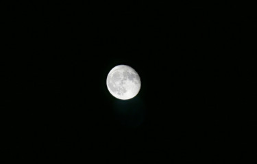 La luna en un cielo negro