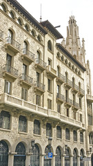 Fototapeta na wymiar Antiguos edificios en Barcelona