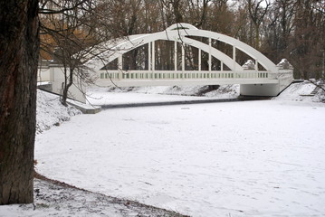 Zabytkowy betonowy most