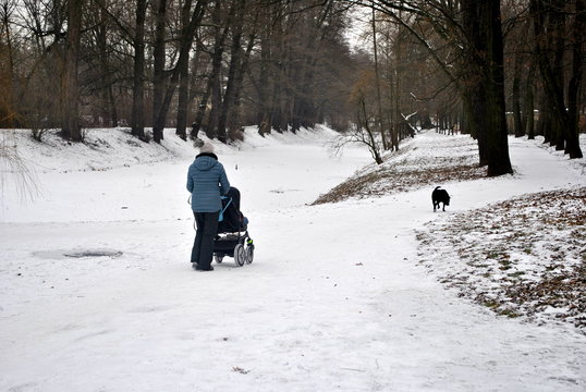 Narciarze na wyciągu