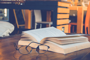 Fototapeta premium book and glasses