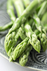 Gruener Spargel auf einem Teller