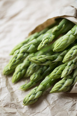 Gruener Spargel, Bund in Packpapier