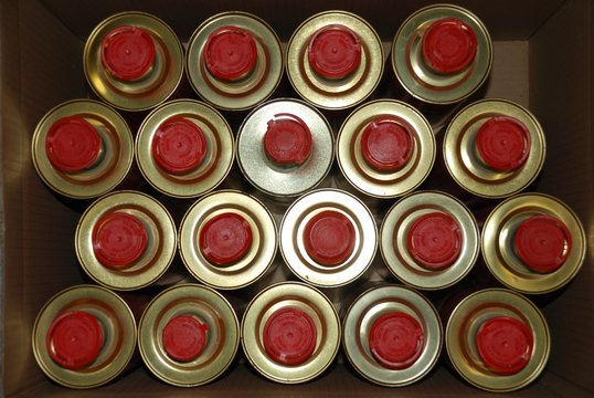 Grupo de latas con tapon rojo