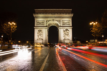 Arc de Triomphe de nuit et environnement en pose longue
