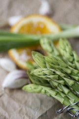 Gruener Spargel mit Knoblauch und Orangenscheibe