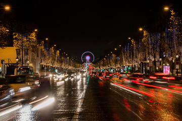 Fototapeta na wymiar Champs Elysées de nuit en pose longue